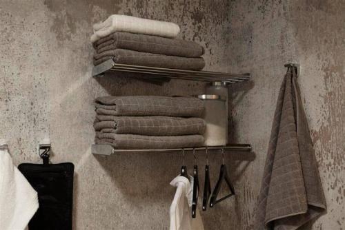 Что должно быть в ванной комнате из принадлежностей. Аксессуары для ванной комнаты: полный список всех вариантов. Примеры размещения и дизайна (100 фото)