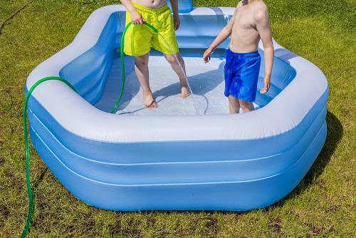 Какие особенности сборных и надувных бассейнов могут повлиять на их стоимость