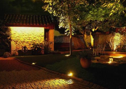 Как украсить сад своими руками. Функциональный декор