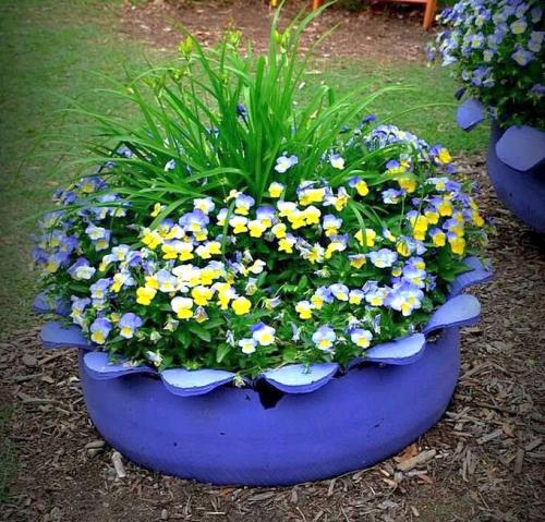 Высокие клумбы из досок для цветов. Клумбы для цветов на даче своими руками – 70 лучших вариантов