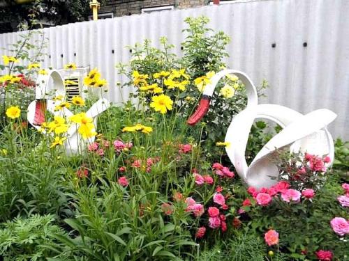 Как сделать красивую клумбу. Клумбы для цветов из покрышек своими руками – простые варианты