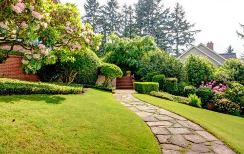 Преимущества дорожек из гальки. Какой природный камень лучше использовать для дорожек