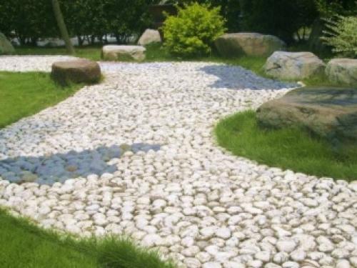 Преимущества дорожек из гальки. Какой природный камень лучше использовать для дорожек 19