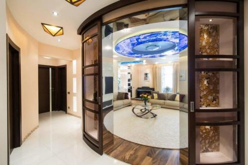 Раздвижные перегородки в студии. Раздвижная