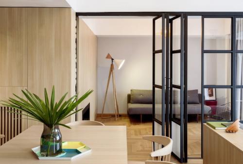 Раздвижные перегородки в студии. Раздвижная