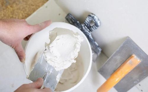 Можно ли штукатурить по шпаклевке. Зачем шпаклевать стены после штукатурки 03