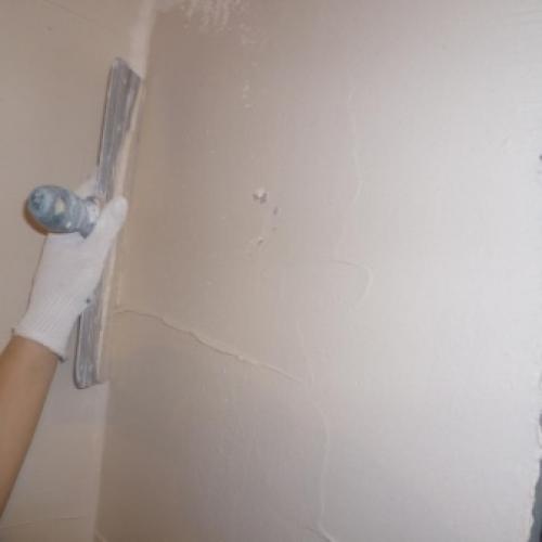 Можно ли штукатурить по шпаклевке. Зачем шпаклевать стены после штукатурки 09