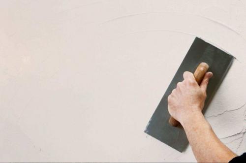 Сколько слоев шпаклевки нужно под обои. Зачем шпаклевать стены?