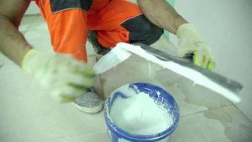 Можно ли шпаклевать по сырой штукатурке. «Если очень хочется, то можно»