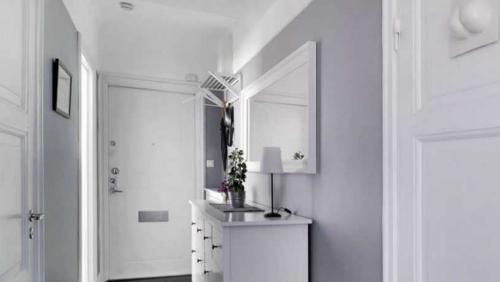 Дизайн маленькой прихожей 2021. Минимализм