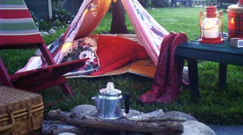 Как сделать шалаш из веток и досок. Обзор видов 02