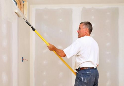 Можно ли шпаклевать по сырой штукатурке. Грунтовка стены после штукатурки перед шпаклевкой – зачем нужна, советы и рекомендации по применению