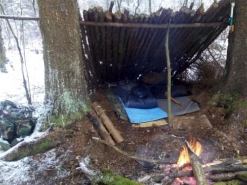 Как сделать шалаш из веток и досок. Обзор видов 01