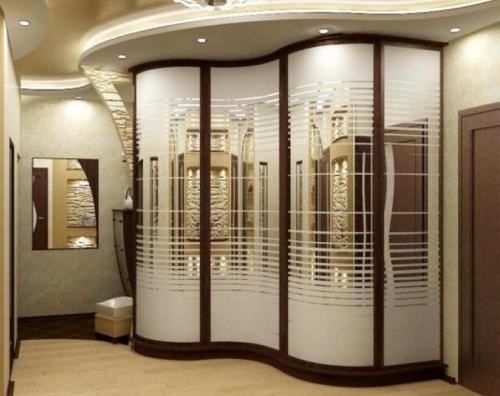 Узкий шкаф с зеркалом в прихожую. Виды зеркальных шкафов