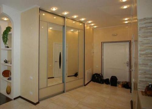 Шкафы-купе с зеркалом в прихожую. Виды