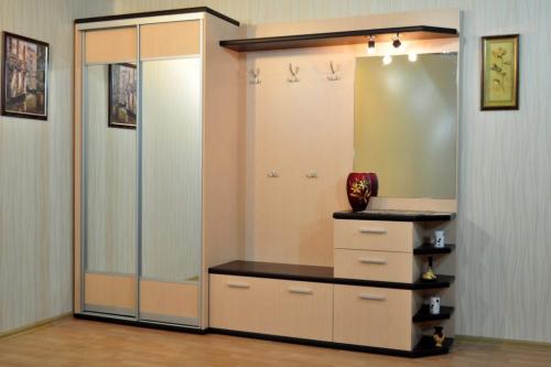 Узкий шкаф с зеркалом в прихожую. Виды зеркальных шкафов