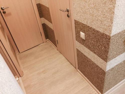 Дизайн прихожей 2020. Из чего делают обои?