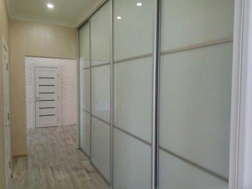 Встроенный шкаф в прихожую — 100 фото примеров современного дизайна и идей размещения