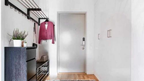 Вместительная прихожая для маленького коридора. Минимализм