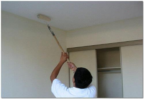 Нужно ли грунтовать потолок перед финишной шпаклевкой. Как грунтовать потолок перед шпаклевкой