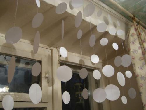 Украшения на окна своими руками — 125 фото красивых идей украшения и оформления окон и оконных рам