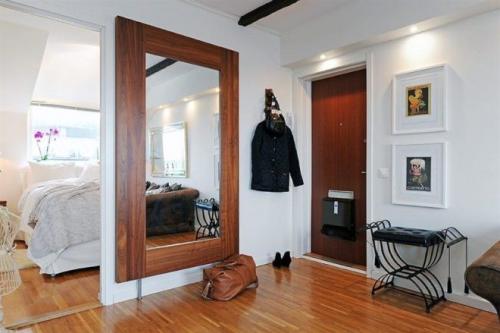 Можно ли вешать зеркало на входную дверь. Магическое значение зеркал