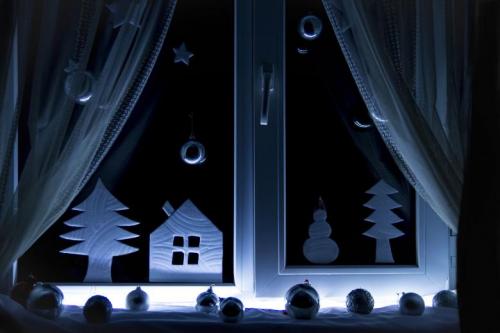 Новогодние украшения на окна и подоконник. Новогодние гирлянды на окно 18 Новогодние украшения на окна и подоконник. Новогодние гирлянды на окно 18