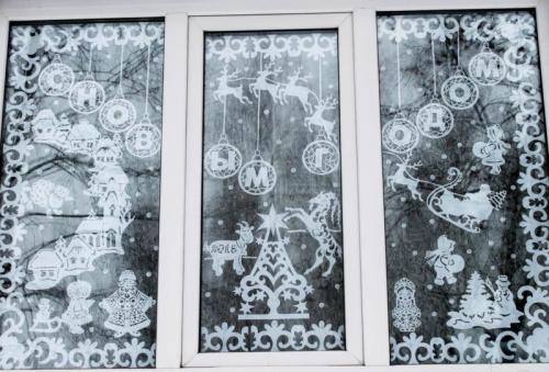 Новогодний декор подоконника шаблоны. Украшения на окна из бумаги к Новому году 2023. Трафареты и шаблоны новогодних украшений