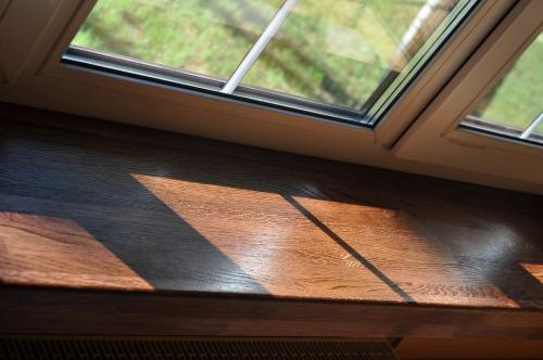 Подоконники в современном интерьере. №4. Деревянный подоконник: плюсы и минусы