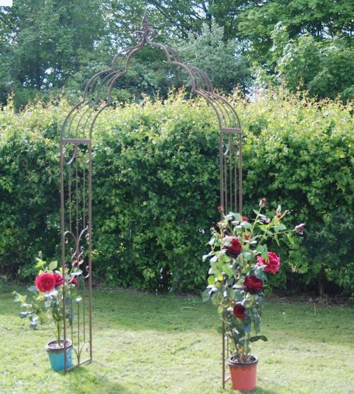 Из чего можно сделать садовую арку. Садовая арка — советы и инструкции по постройке своими руками (120 фото-идей)