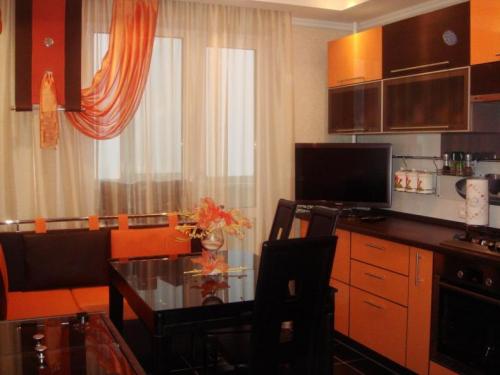 Как сделать шторы на кухне с балконом более практичными и функциональными. Особенности выбора штор на кухню с балконной дверью