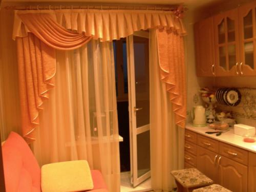 Как выбрать оптимальную длину и ширину штор для кухни с балконом. Шторы на кухню с балконной дверью