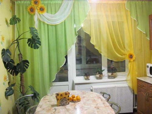 Как выбрать оптимальную длину и ширину штор для кухни с балконом. Шторы на кухню с балконной дверью