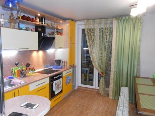 Как сделать шторы на кухне с балконом более практичными и функциональными. Особенности выбора штор на кухню с балконной дверью