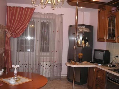 Как выбрать оптимальную длину и ширину штор для кухни с балконом. Шторы на кухню с балконной дверью