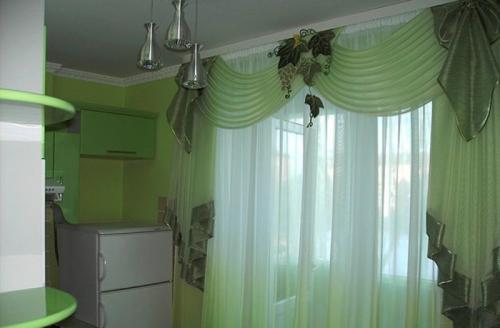 Как выбрать оптимальную длину и ширину штор для кухни с балконом. Шторы на кухню с балконной дверью