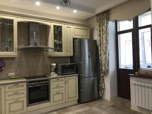 Как сделать шторы на кухне с балконом более практичными и функциональными. Особенности выбора штор на кухню с балконной дверью