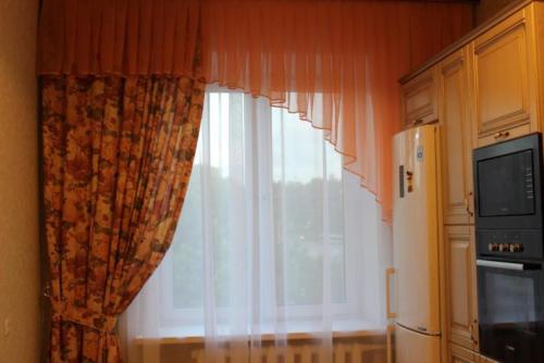 Как сделать шторы на кухне с балконом более практичными и функциональными. Особенности выбора штор на кухню с балконной дверью