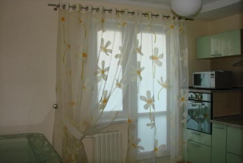 Как выбрать оптимальную длину и ширину штор для кухни с балконом. Шторы на кухню с балконной дверью