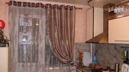 Как выбрать оптимальную длину и ширину штор для кухни с балконом. Шторы на кухню с балконной дверью