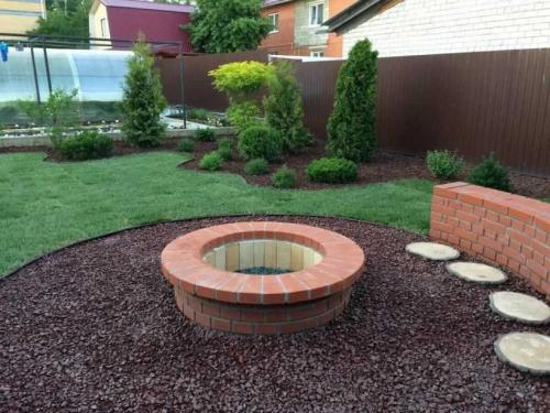 Клумбы из камня и кирпича. Клумбы из кирпича: оригинальные постройки кирпичных клумб. Инструкции и схемы по сооружению своими руками (фото + видео)