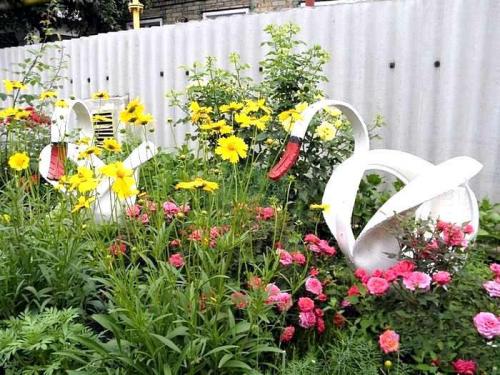 Чем можно обложить клумбу. Клумбы для цветов из подручных материалов своими руками