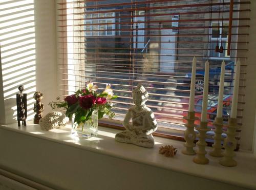 Как украсить подоконник с улицы. Декоративные праздничные композиции на подоконнике