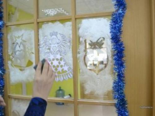 Украшение окон к Новому году своими руками. Украшение зубной пастой 03