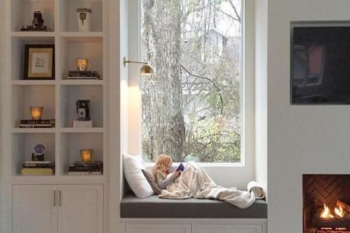 Декор подоконника в спальне. Размер подоконника