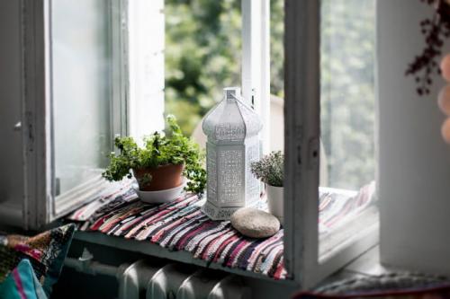 Чем украсить подоконник помимо горшков с цветами.. Декор подоконника комнатными растениями 09