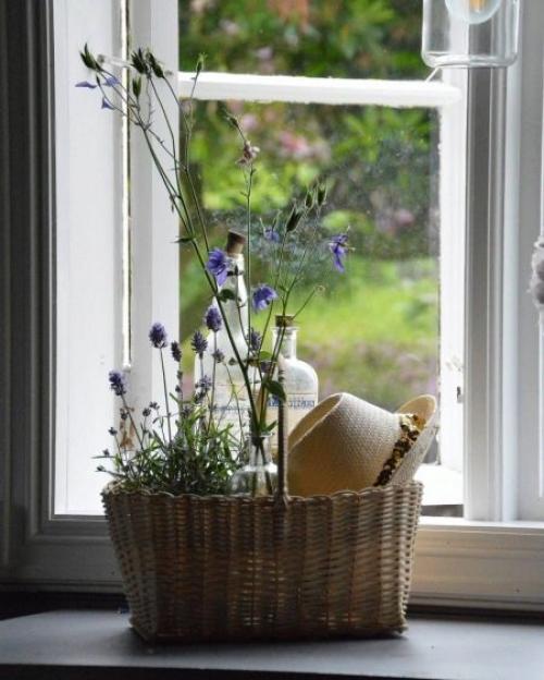 Чем украсить подоконник помимо горшков с цветами.. Декор подоконника комнатными растениями 15