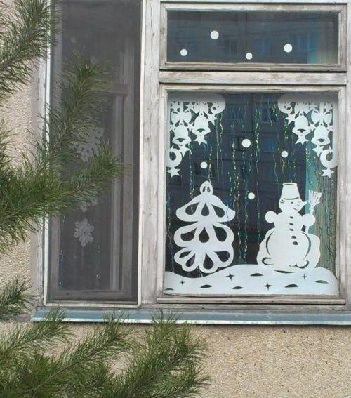 10 оригинальных идей для украшения окна на Новый год. 78 идей: Украшение окон к Новому году своими руками с фото 10