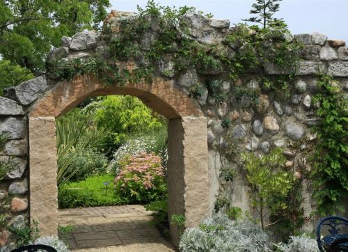 Арка садовая в ландшафтном дизайне дачи. Дерево, металл или ковка –, что выбрать?