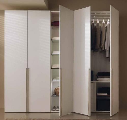 Распашной шкаф в прихожую с зеркалом. Особенности